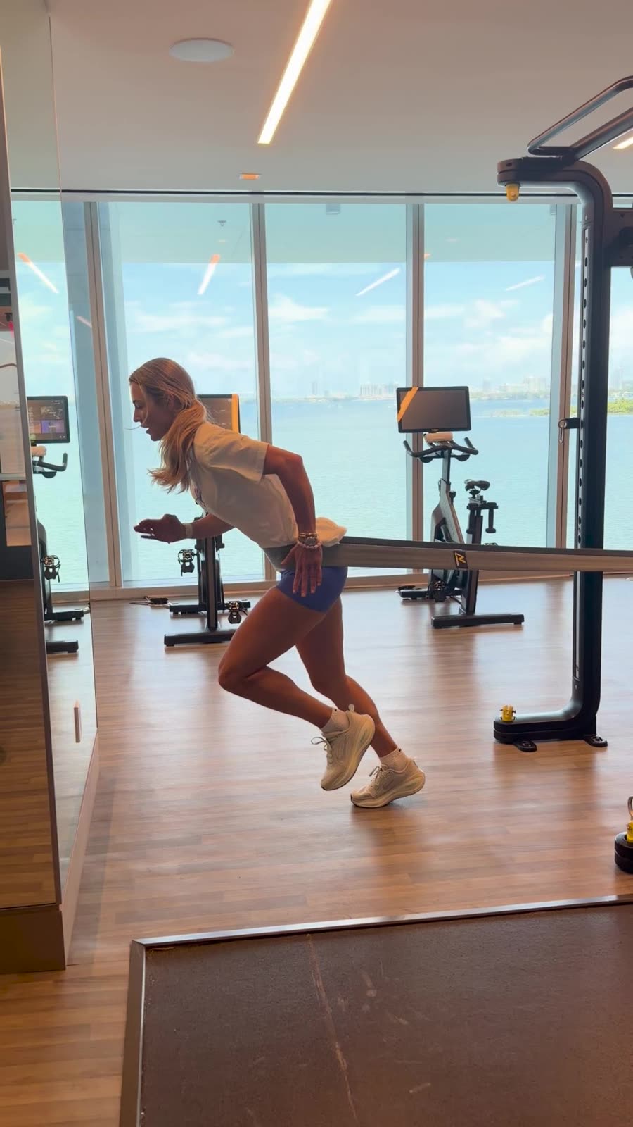 Tenista haciendo una aceleración con banda elástica en el gimnasio